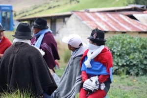 Cinco personas conversando en un lugar frío, La imagen captura la escena de un grupo de residentes locales discutiendo sobre su situación. quizás debido al clima o a otras circunstancias adversas