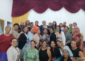 Imagen de la iglesia central en la ciudad de Babagoyo, con una multitud de mujeres felices congregadas. La comunidad muestra una atmósfera de alegría y devoción, reflejando la unidad y la fuerza de la fe en este lugar de adoración.